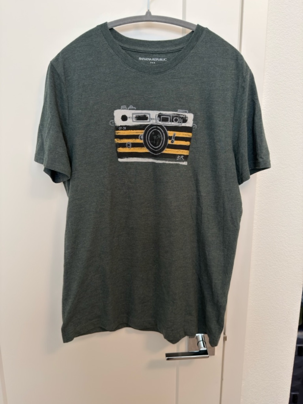 Banana Republic Men’s Dark Green Graphic Camera T-Shirt size Medium